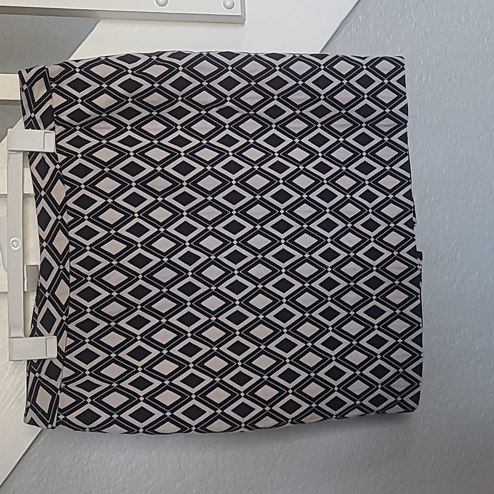 Black and white Worthington skirt